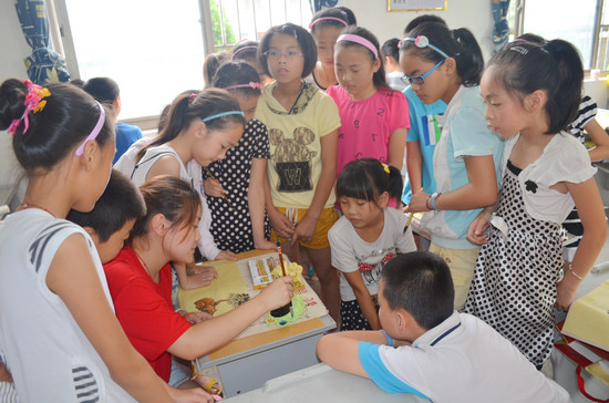 艺术学院“中国传统文化艺术教育专项服务”实践团给孩子们上书法课