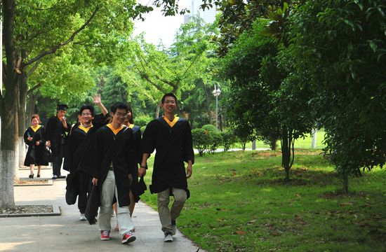昨天还在感叹毕业遥遥无期，今天却就要各奔东西。亲爱的朋友，祝你一路顺风