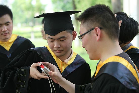 同窗好友即将奔赴他乡，让我们一起再看看过去的时光