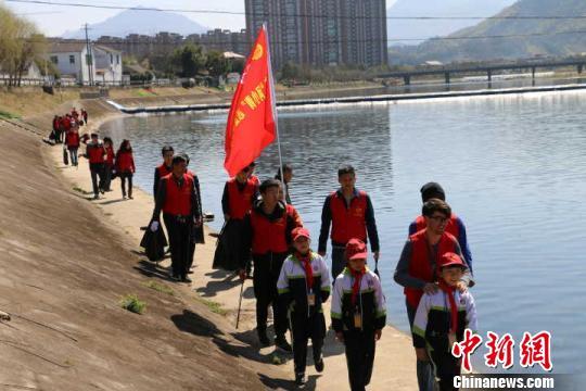 浙江安吉“河小青”上岗巡河 共护母亲河生态环境